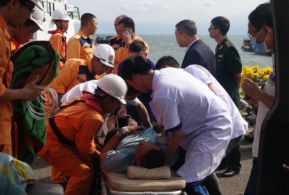 Vượt hải trình dài cứu nạn khẩn cấp thuyền viên nước ngoài đột quỵ trên biển