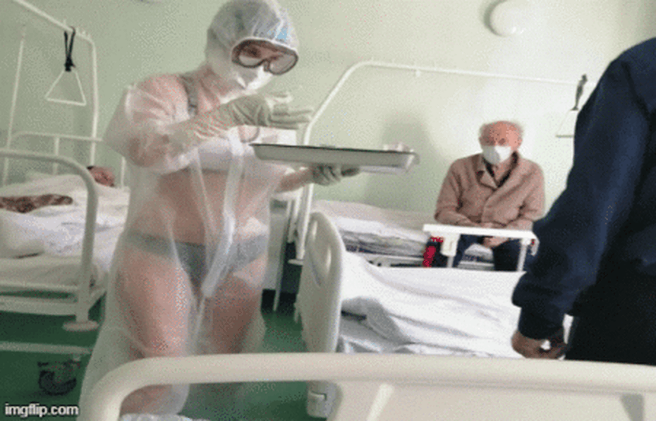 Nữ y tá ở Nga mặc bikini bên trong đồ bảo hộ gây "bão" trên mạng xã hội