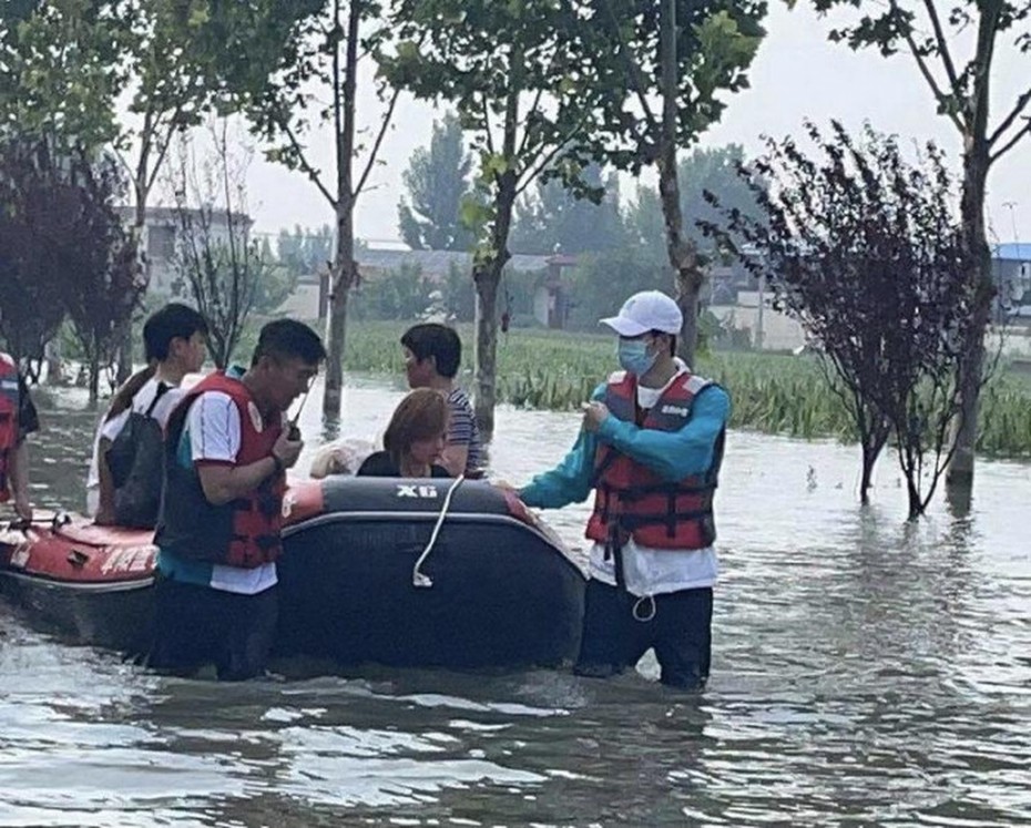 Vương Nhất Bác trực tiếp lội nước, tham gia cứu hộ tại khu vực lũ lụt