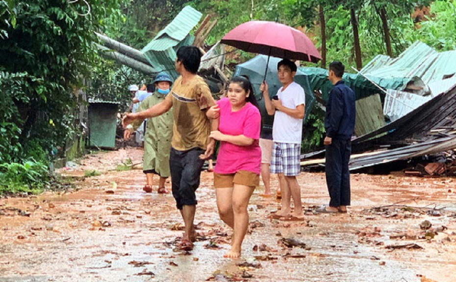Quảng Nam: Quả đồi sập xuống đè bẹp nhà dân sau tiếng nổ lớn