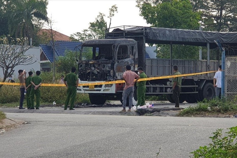 Dập tắt lửa ở xe tải bị cháy, tá hỏa phát hiện thi thể người bên trong