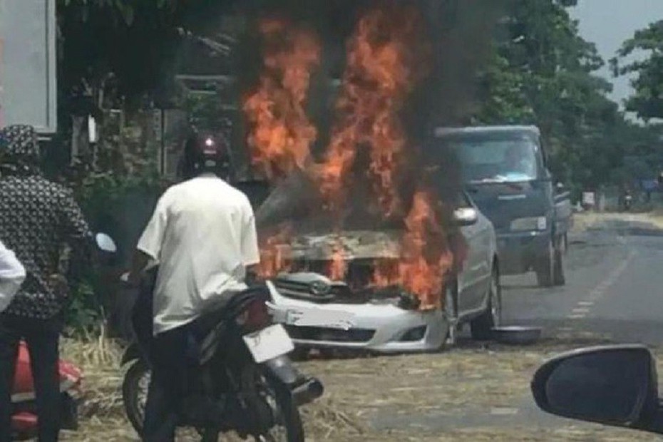 Xe ô tô đang chạy bốc cháy dữ dội, 4 người trong xe may mắn thoát nạn