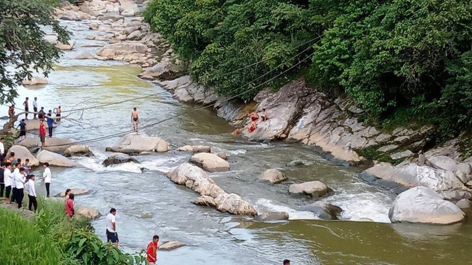 Một du khách bị trượt chân rơi xuống suối mất tích tại Sa Pa