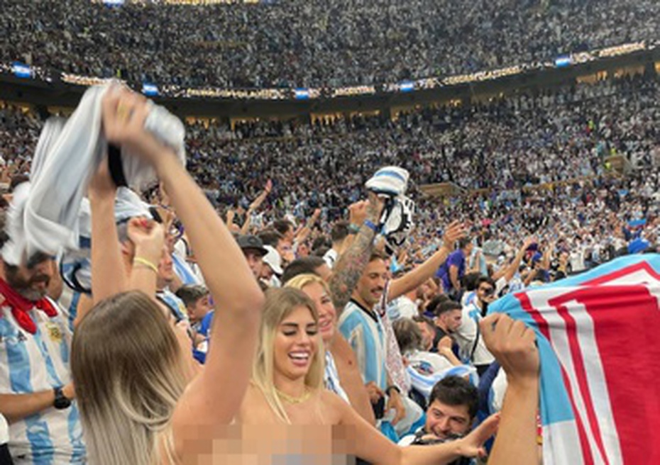 Động thái mới nhất của nữ CĐV Argentina cởi áo ăn mừng trên khán đài