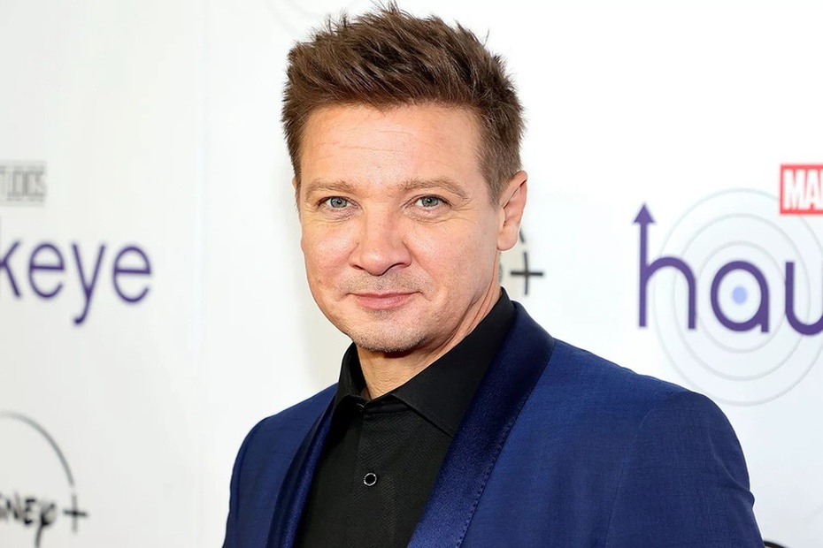 Tài tử Jeremy Renner đã phải trải qua 2 ca phẫu thuật sau tai nạn