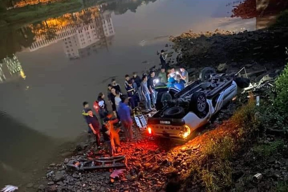 Xe bán tải rơi xuống sông ở Quảng Ninh khiến 2 người tử vong