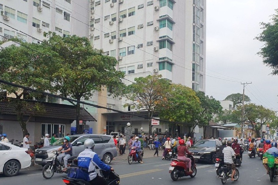 Giải cứu thanh niên nghi ngáo đá ngồi trên lan can sân thượng