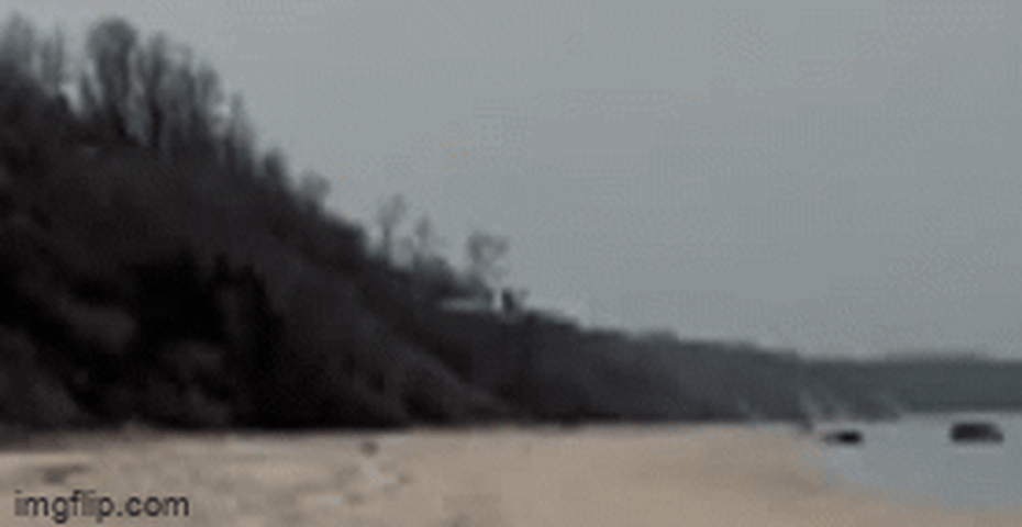 Kinh hoàng khoảnh khắc máy bay rơi xuống bãi biển do gặp sự cố động cơ