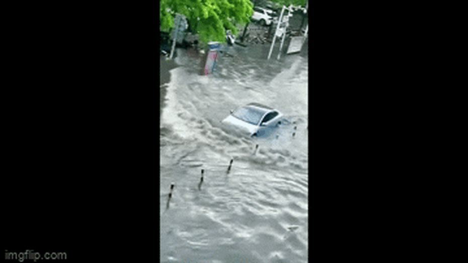 Clip: Một thành phố ở Trung Quốc bị ngập trong nước lũ