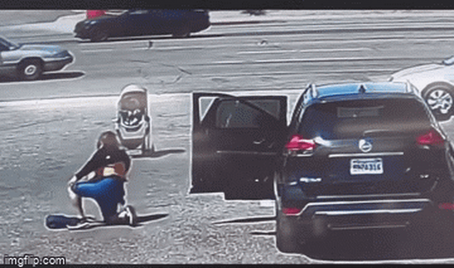 Clip: Thót tim khoảnh khắc xe đẩy em bé lao vào đường cao tốc bốn làn