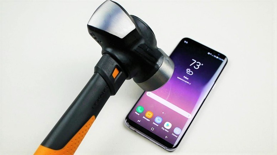 Thử độ bền của Galaxy S9 Plus với dao và búa