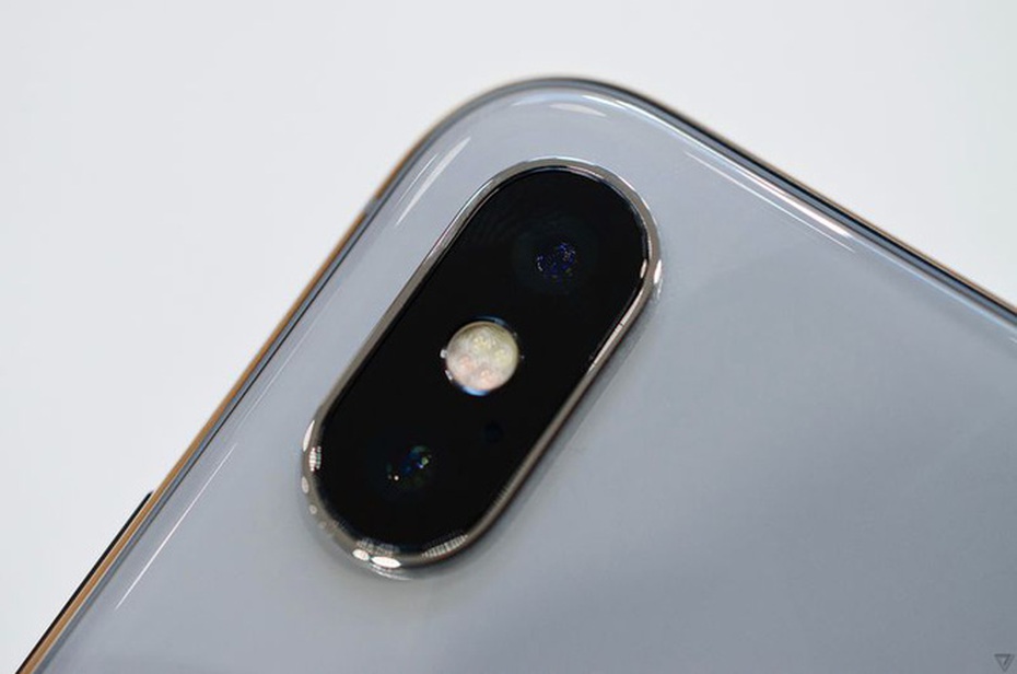 Rộ tin đồn Galaxy S9 sẽ có camera xếp dọc giống iPhone X