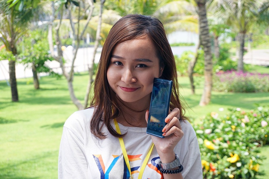 Trên tay "siêu phẩm" Xperia XZ2, giá 19.990.000 đồng