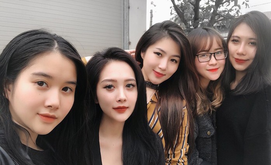 Tin tức giải trí ấn tượng ngày 1/1: Hương Tràm khoe em gái "xinh hết phần người khác"