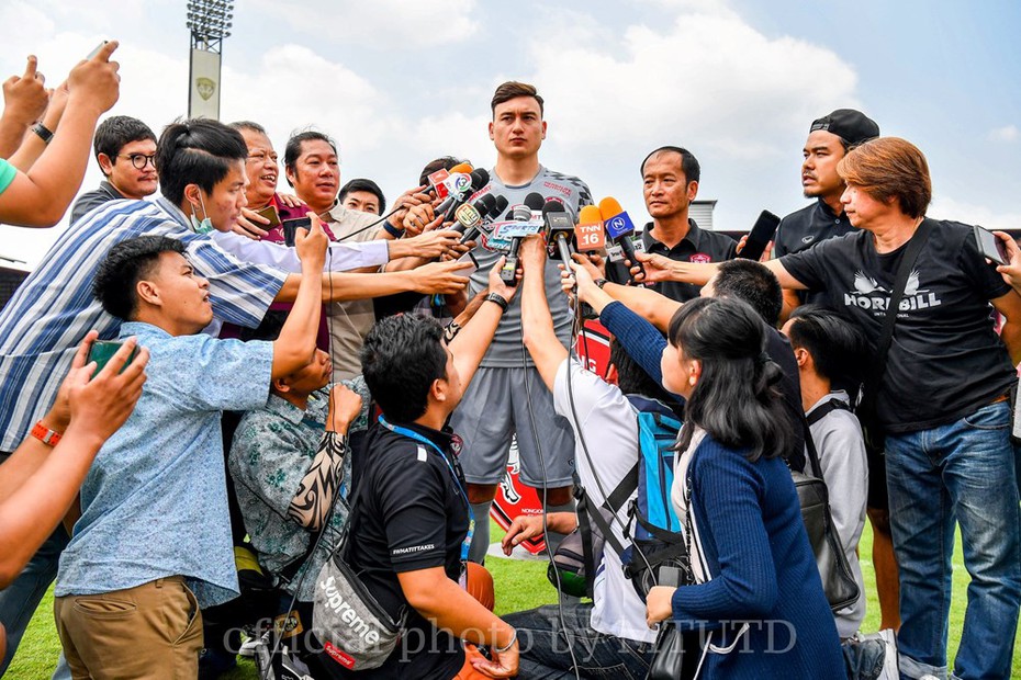 Chùm ảnh Văn Lâm rạng rỡ trong ngày ra mắt Muangthong United