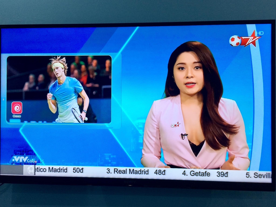 Tin tức giải trí ấn tượng ngày 28/2: Nữ MC thể thao ăn mặc quá gợi cảm trên sóng truyền hình Việt là ai?