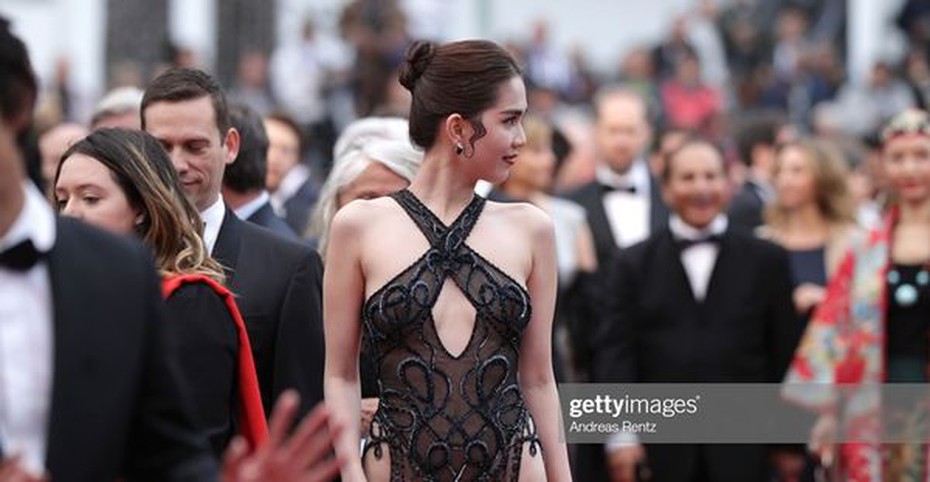 Tin tức giải trí ấn tượng ngày 20/5: Bất ngờ xuất hiện tại Cannes 2019, Ngọc Trinh gây nhiều tranh cãi vì trang phục phản cảm