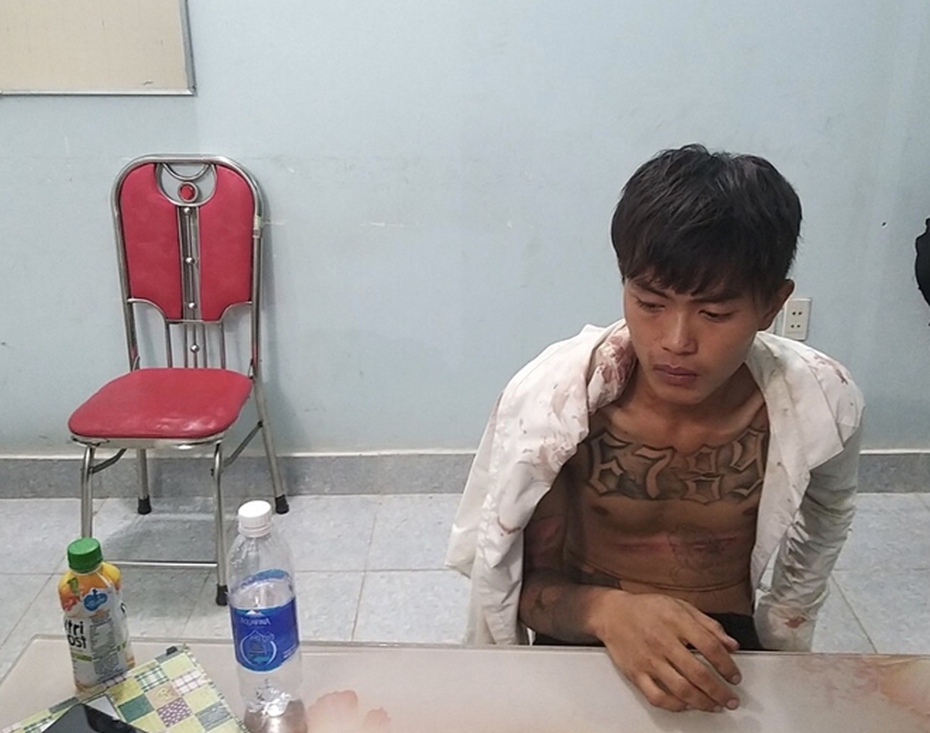 Đi đám giỗ, nam thanh niên cự cãi rồi đâm 3 người thương vong vì chờ lâu chưa đến lượt hát