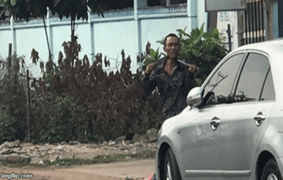 Người đàn ông có biểu hiện lạ tự cầm dao kề cổ, chạy vào nhà dân cố thủ nhiều giờ khiến cả khu phố náo loạn