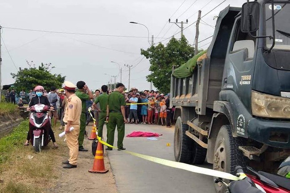 Bé gái 3 tuổi lao ra đường bị xe ben tông tử vong thương tâm