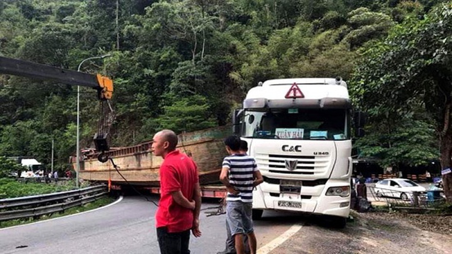 Xử phạt xe đầu kéo chở thuyền "khủng" gây ách tắc đèo Bảo Lộc
