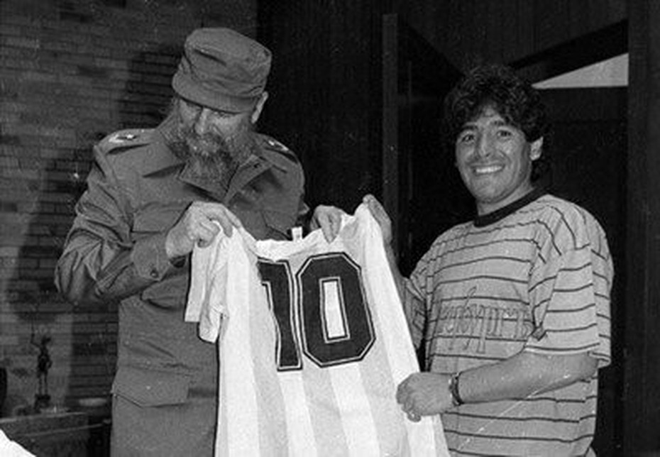 Maradona qua đời đúng ngày thần tượng của ông là Fidel Castro mất