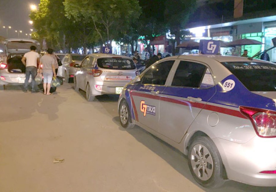 Nhiều hãng taxi truyền thống giảm cước, taxi công nghệ vẫn "nằm im"