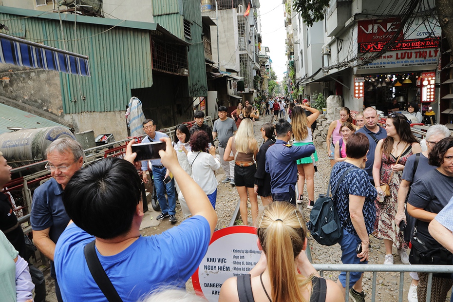 Hà Nội yêu cầu các doanh nghiệp du lịch không tổ chức tour đến khu vực cà phê đường tàu