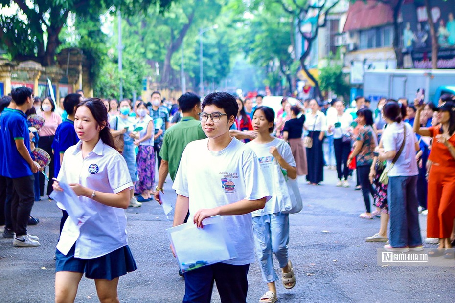 Sáng nay, hơn 105.000 thí sinh Hà Nội bắt đầu làm bài thi vào lớp 10