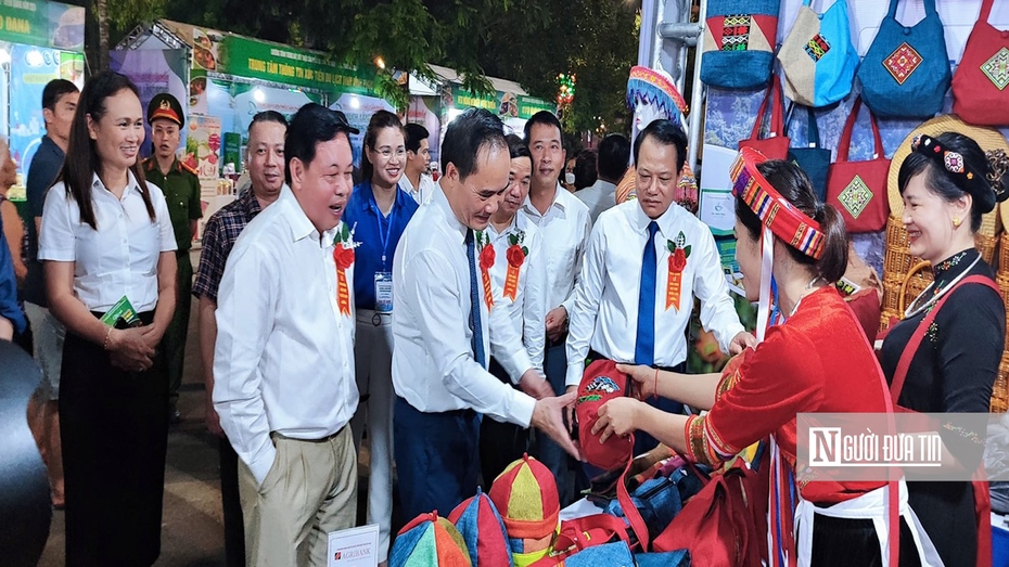 Tuyên Quang: Níu chân du khách bằng sắc màu thổ cẩm