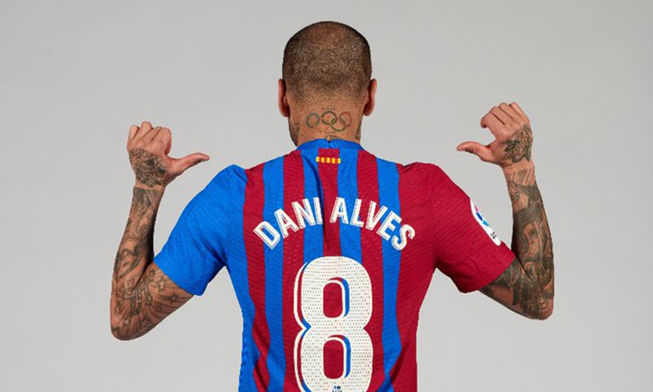 Dani Alves nhận số áo bất ngờ ở Barcelona