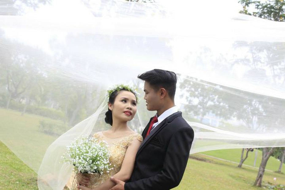 Chuyện tình của cặp đôi nghèo đi chụp ảnh cưới khi vợ đang... ở cữ