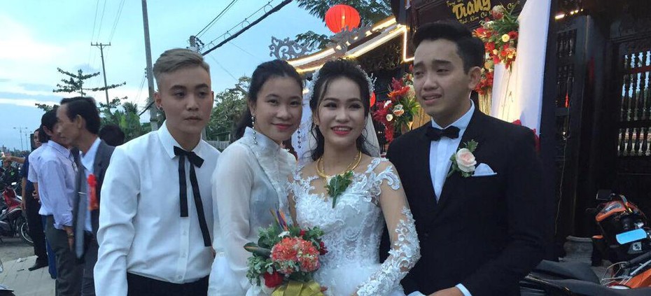 Cô dâu kể lại giây phút chú rể ôm bố vợ khóc rưng rức trong đám cưới