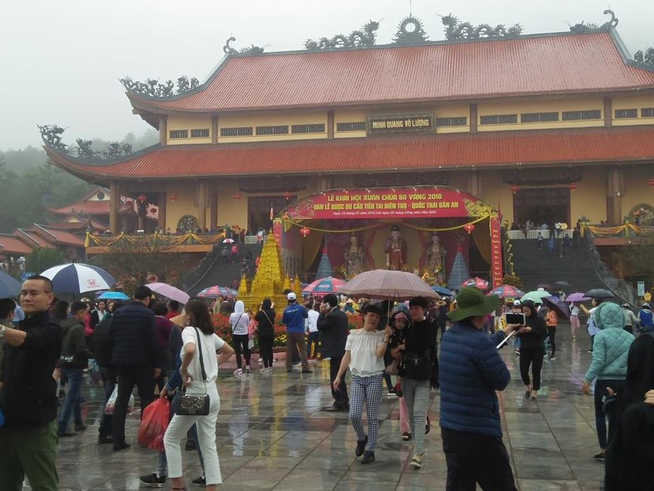Người dân đội mưa về chùa Ba Vàng cầu an