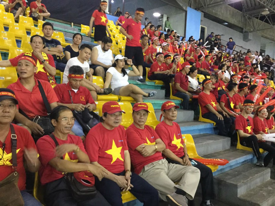 Bán kết AFF Cup 2018 Philippines - Việt Nam: CĐV Việt Nam nhuộm đỏ SVĐ Bacolod