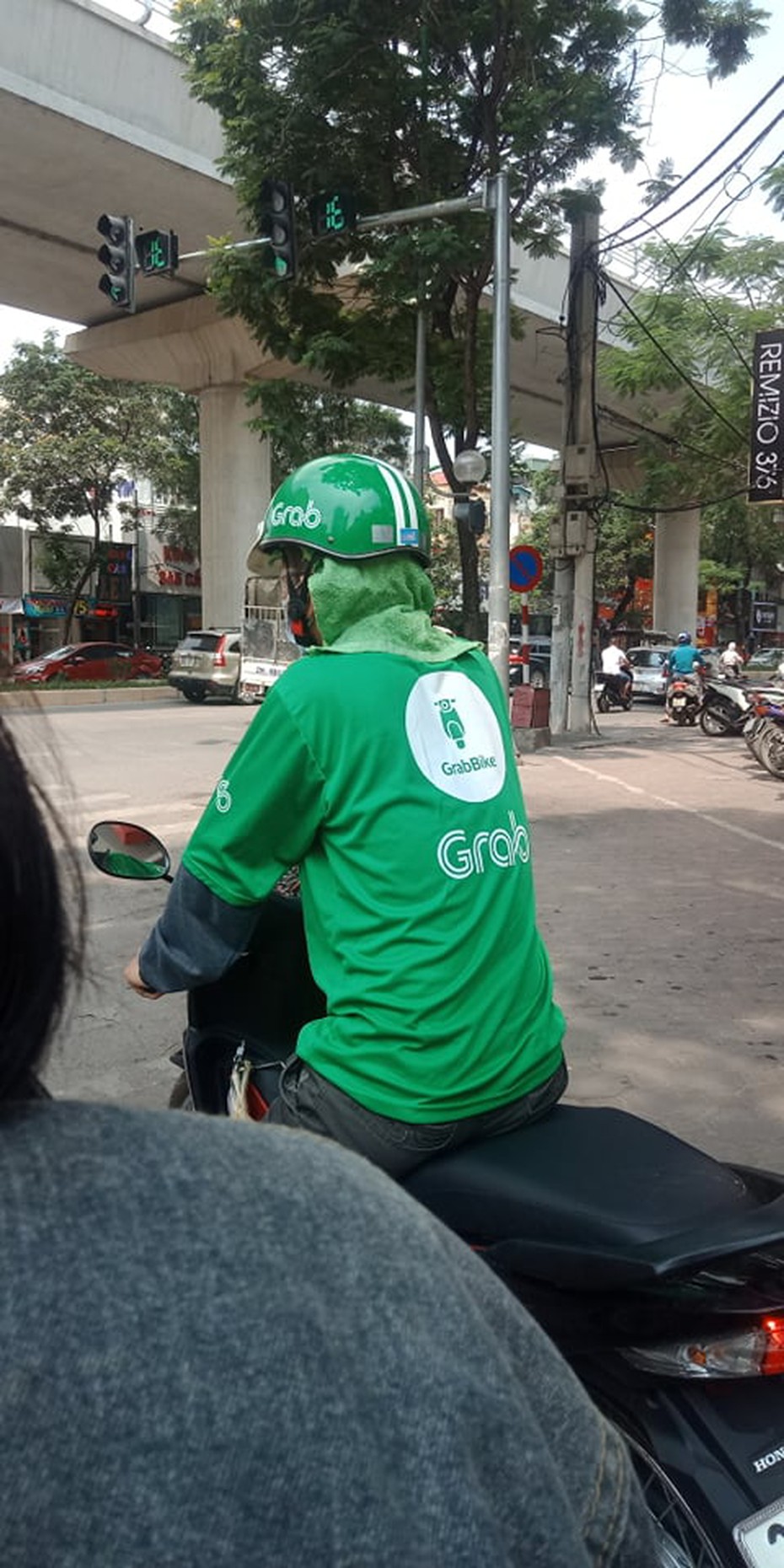 Thót tim nghe tài xế Grab kể về cuốc xe trong đêm phải “bỏ của chạy lấy người”