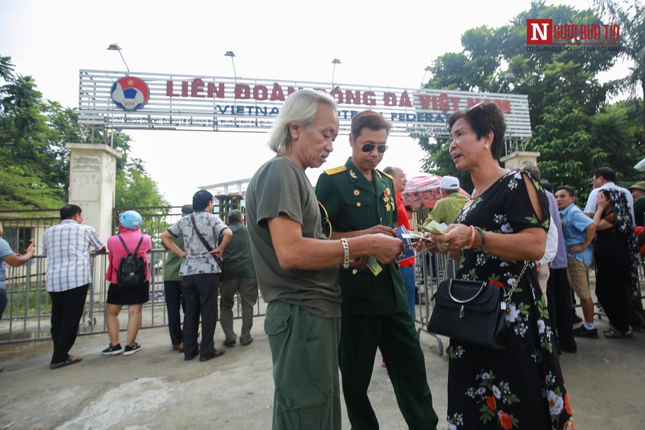 Lộ diện “bà trùm” mua - bán vé ngay tại cổng Liên đoàn Bóng đá Việt Nam