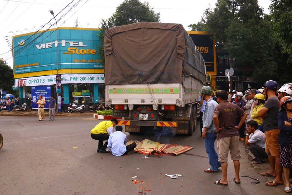 Đắk Lắk: Xe tải cuốn xe máy vào gầm, 1 người tử vong