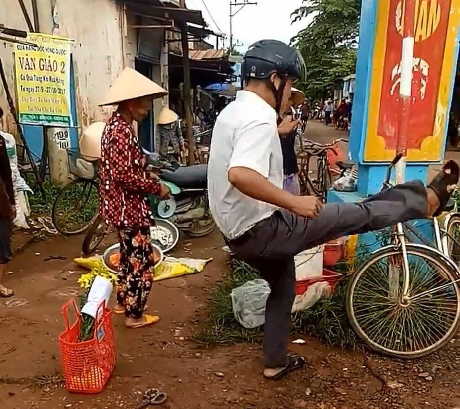 Người dân không nhận bồi thường từ vị công an xã đá bay thau cá