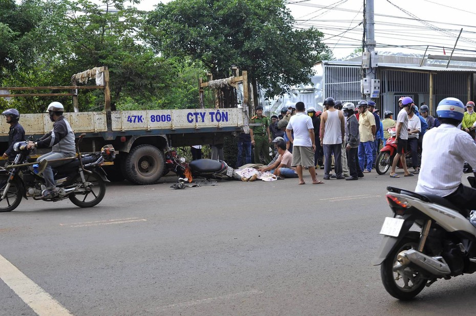 Không làm chủ tốc độ, một người đi mô tô đâm đuôi xe tải tử vong