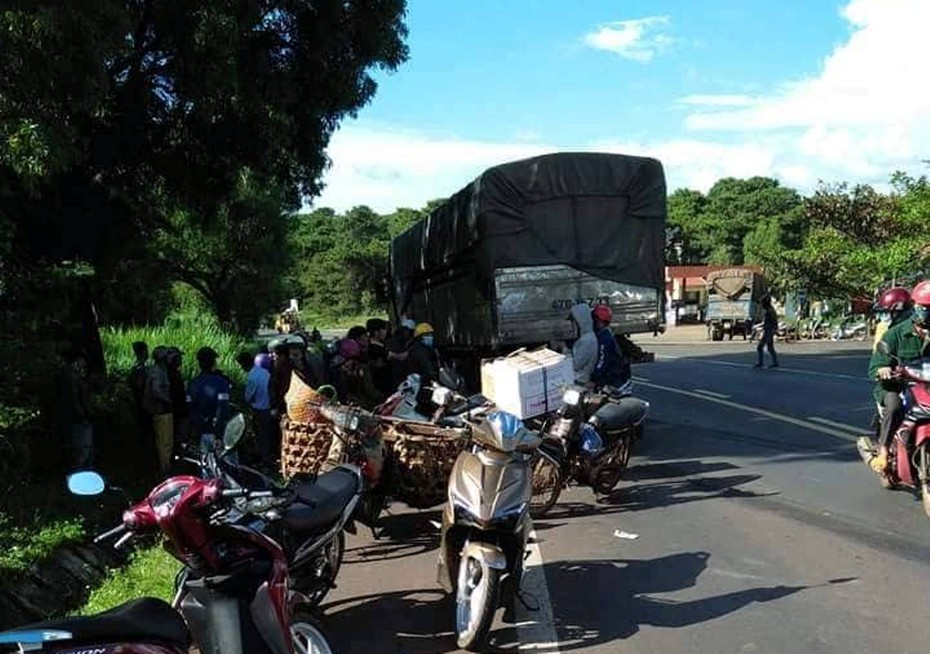 Bị xe tải tông văng xuống mương, người phụ nữ tử vong tại chỗ