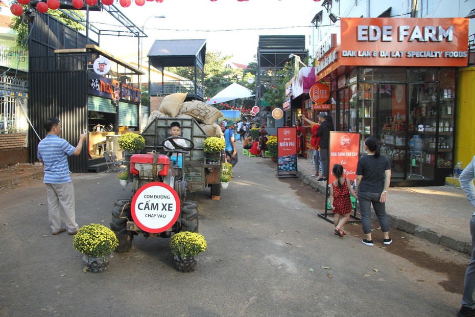 Người dân Đắk Lắk thích thú với đường sách cà phê, đường hoa Buôn Ma Thuột