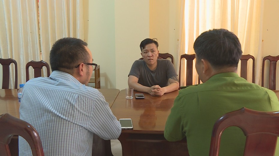 Liên tục đe doạ phóng viên vì... tưởng nhầm là con nợ?!