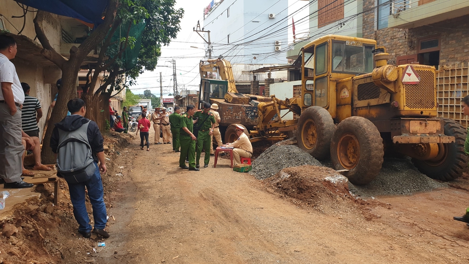 Trung tá công an tử vong vì bị xe ban đất cán qua