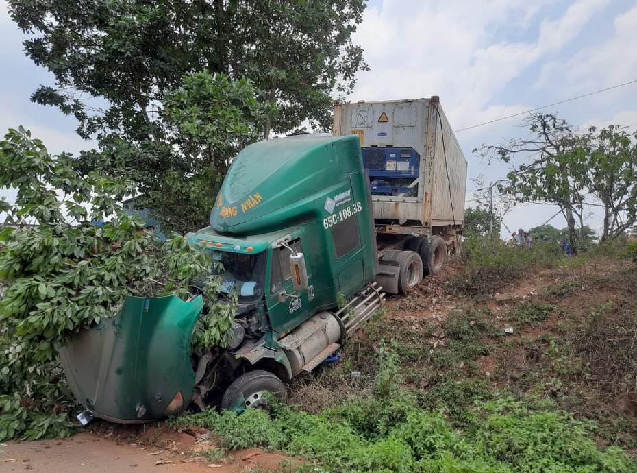 Xe đầu kéo mất thắng, tránh xe tải gây tai nạn tông gãy hai trụ điện, sập một phần quán nước