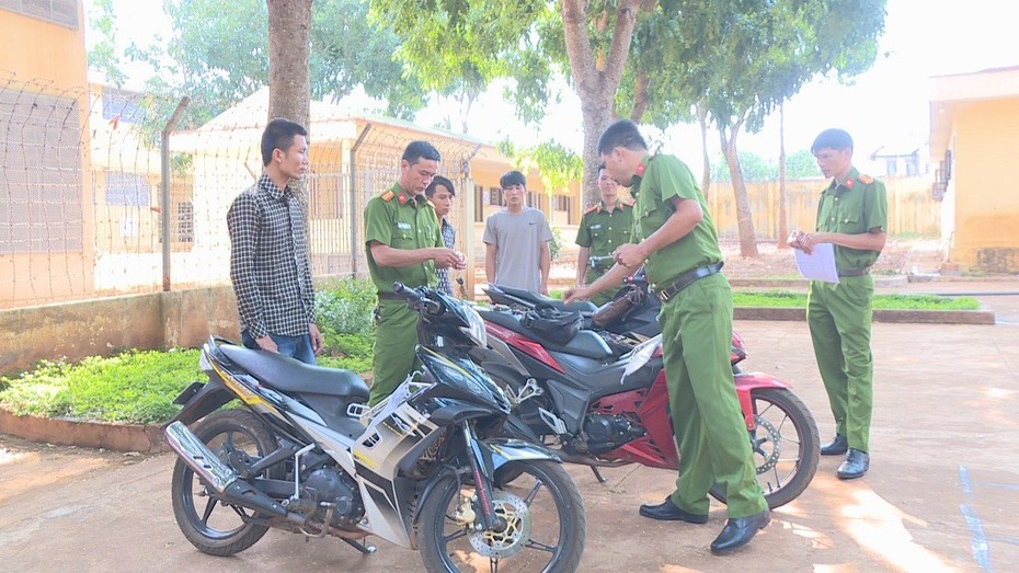 Triệt phá băng nhóm gây ra hơn 30 vụ trộm xe máy liên tỉnh để lấy tiền tiêu xài