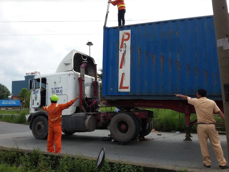 Container ôm cua, cán qua người thanh niên đang đi xin việc làm