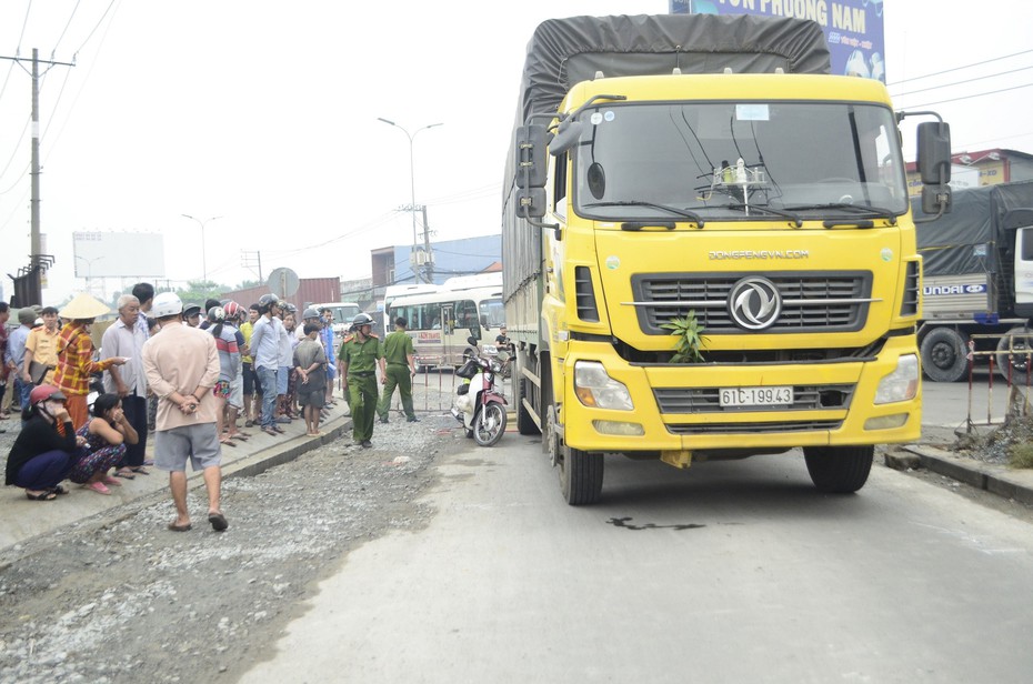 Xe tải vượt ẩu khiến một cụ bà tử vong tại chỗ