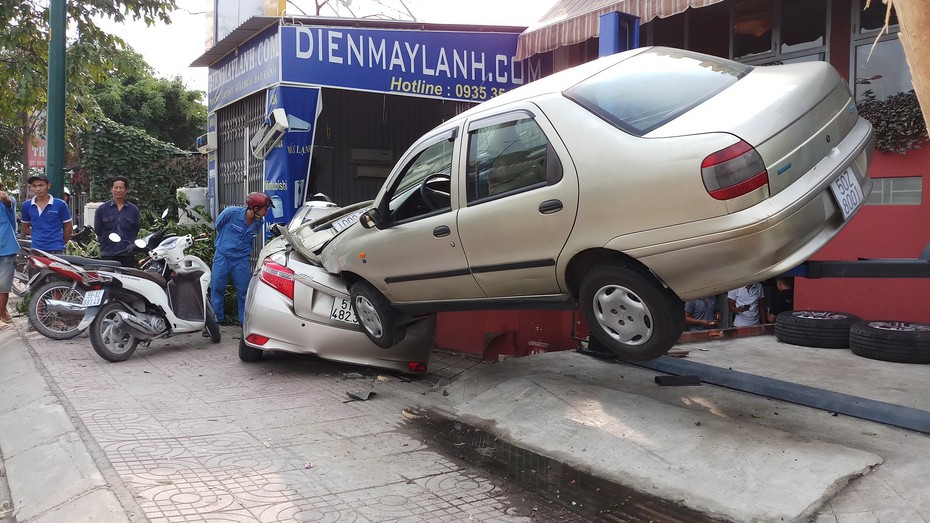 Ô tô húc thẳng vào gara, tài xế nhập viện