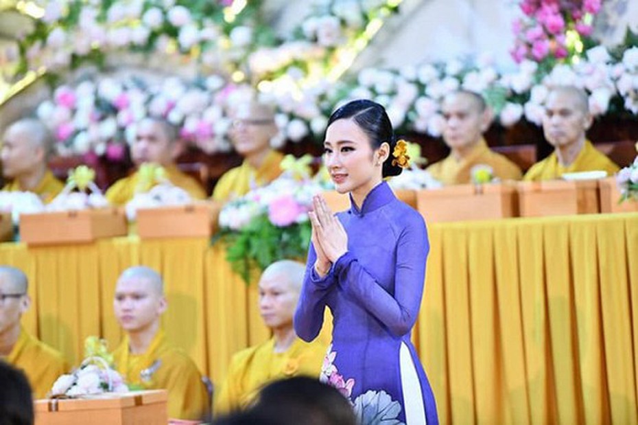 Sửng sốt với hình ảnh nữ tính, nền nã của Angela Phương Trinh khi làm diễn giả tại chùa